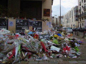 Flores frente a las oficinas de Charlie Hebdo, Paris. Marzo 2015